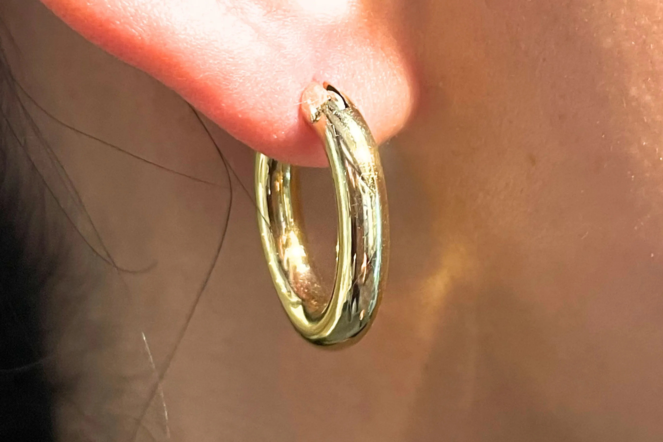 Oval hoop earrings in 18 carat gold